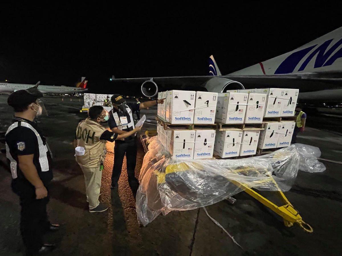 1.8M Pfizer COVID-19 vaccine doses donated by US arrive in Manila