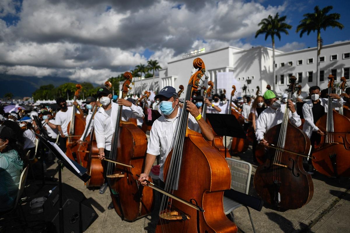 Самый большой оркестр. Самый большой оркестр в мире. Венесуэльские музыканты. Оркестр Эль системы в Венесуэле. Культура Венесуэлы.