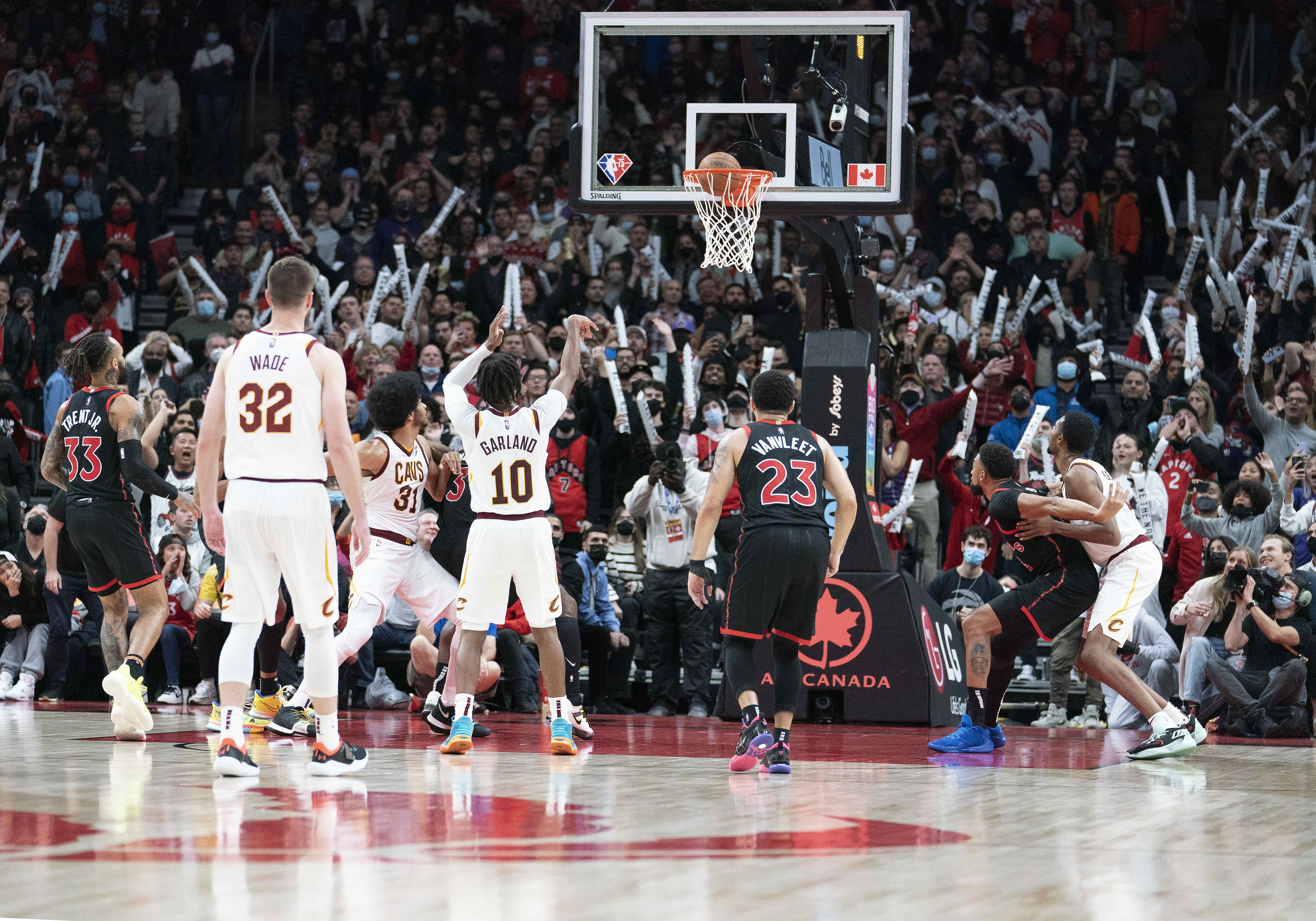 Cavs come from behind, pass Raptors in final seconds for win | GMA News ...