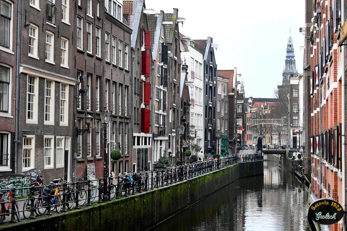 Pakar Belanda merekomendasikan penguncian pertama di Eropa Barat sejak musim panas