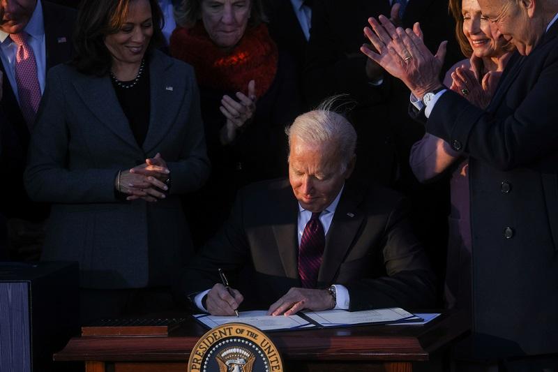 Biden menandatangani RUU infrastruktur senilai $ 1 triliun menjadi undang-undang