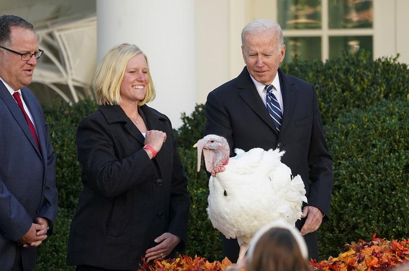 Biden memaafkan dua kalkun Selai Kacang, Jelly di Rose Garden