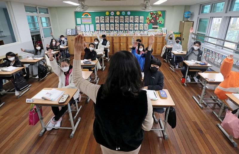 Sekolah-sekolah Korea Selatan melanjutkan kelas tatap muka penuh