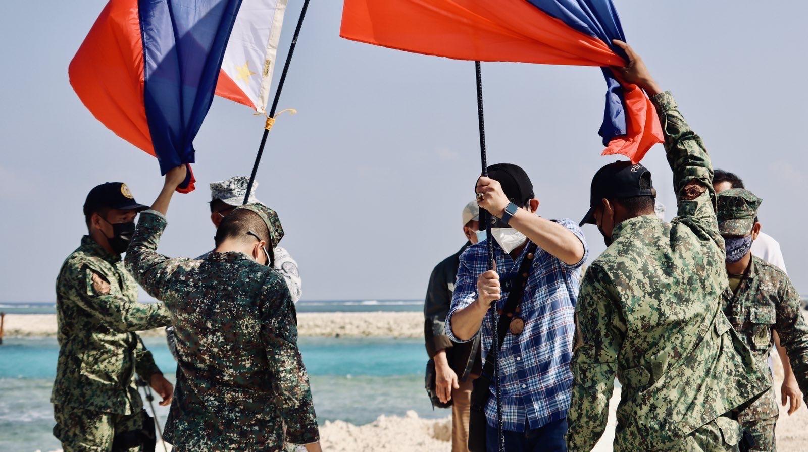 Lacson mengibarkan bendera Filipina di Pulau Pag-asa di tengah ketegangan Laut Filipina Barat