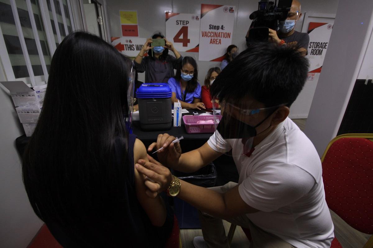 10 hingga 15% orang Filipina masih ragu untuk divaksinasi vs. COVID-19 —pelaksana DOH