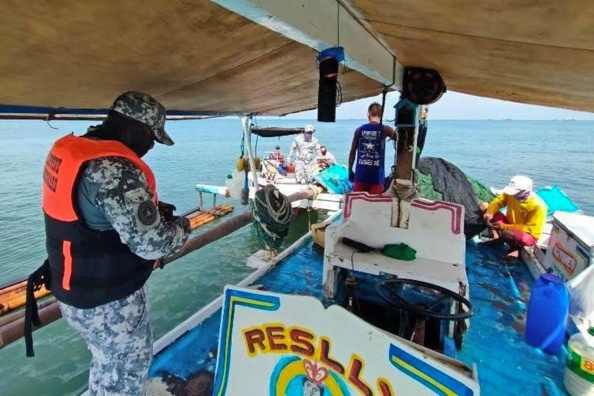 PCG menangkap 33 nelayan ilegal di Cavite