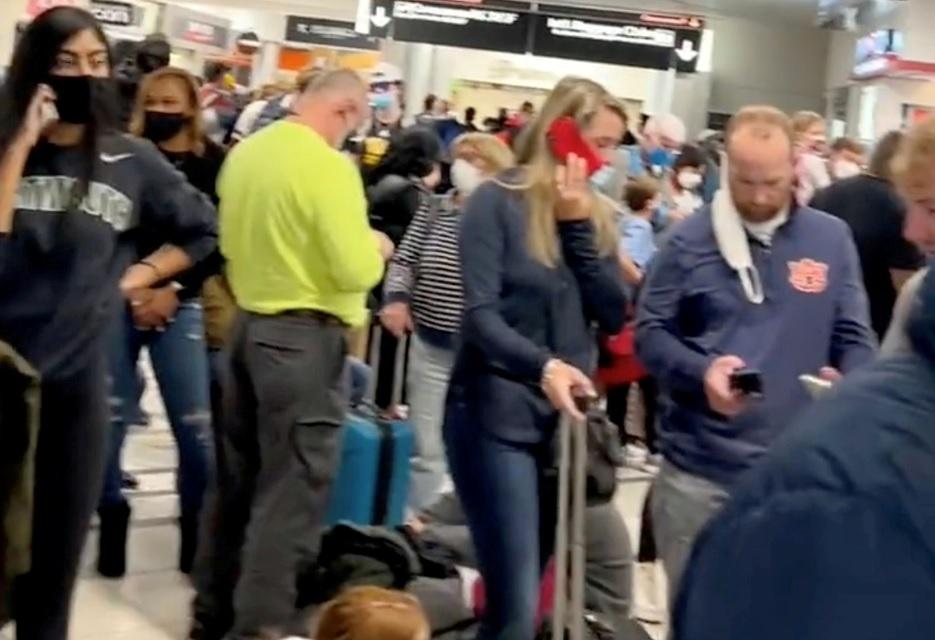 Kekacauan di bandara Atlanta saat senjata penumpang meledak, 3 terluka