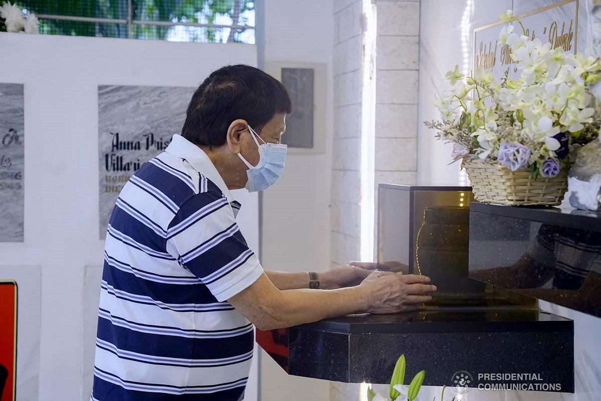 Duterte mengunjungi makam orang tua di Kota Davao seminggu setelah Undas