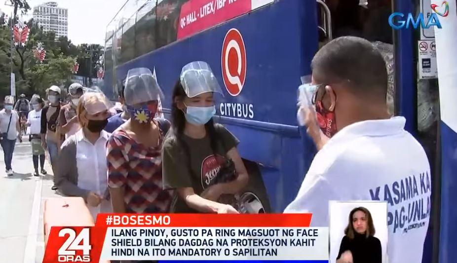 Beberapa orang Filipina masih lebih suka memakai pelindung wajah setelah aturan opsional untuk area rendah COVID-19