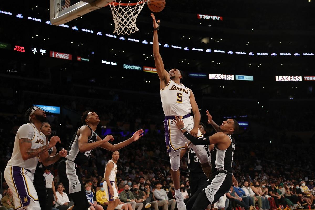 Lakers mengalahkan Spurs di belakang babak pertama besar Anthony Davis