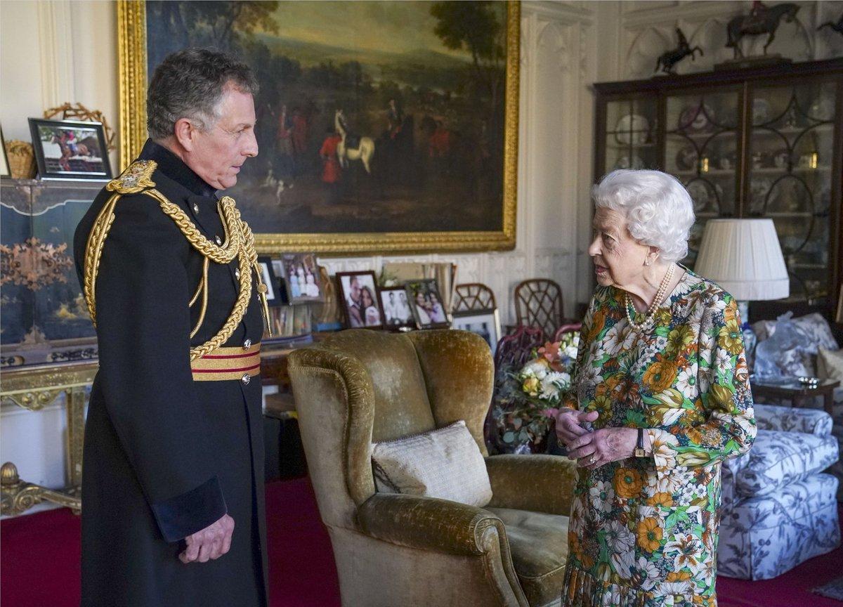 Tersenyum Ratu Elizabeth II melakukan pertemuan tatap muka pertama sejak tinggal di rumah sakit