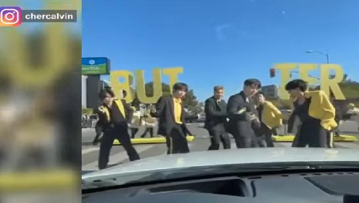 BTS, menampilkan ‘Butter’ selama lalu lintas di persimpangan di LA