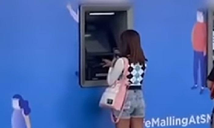 Siswa yang bekerja, mengembalikan uang tunai yang dia lihat tertinggal di ATM