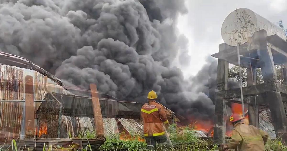 Kebakaran melanda toko barang rongsokan di Valenzuela