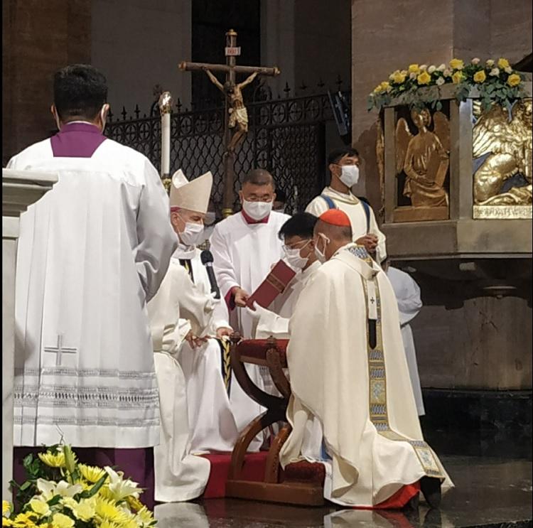 Uskup Agung Manila menerima pallium dalam upacara yang dipimpin oleh Nunsius Apostolik GMA News Online