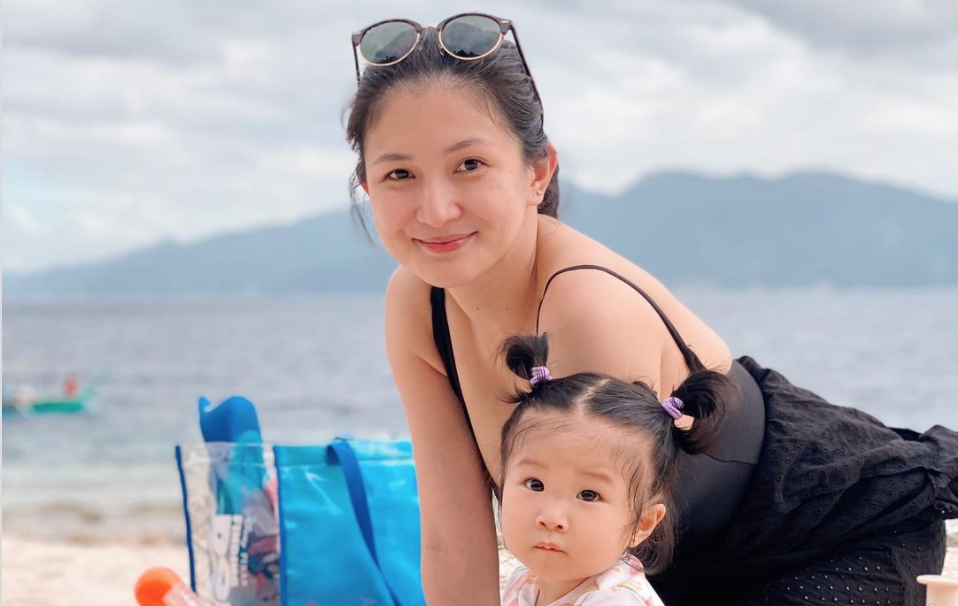 Bayi Sheena Halili, Martina, melakukan perjalanan pantai pertamanya menjelang ulang tahun GMA News Online