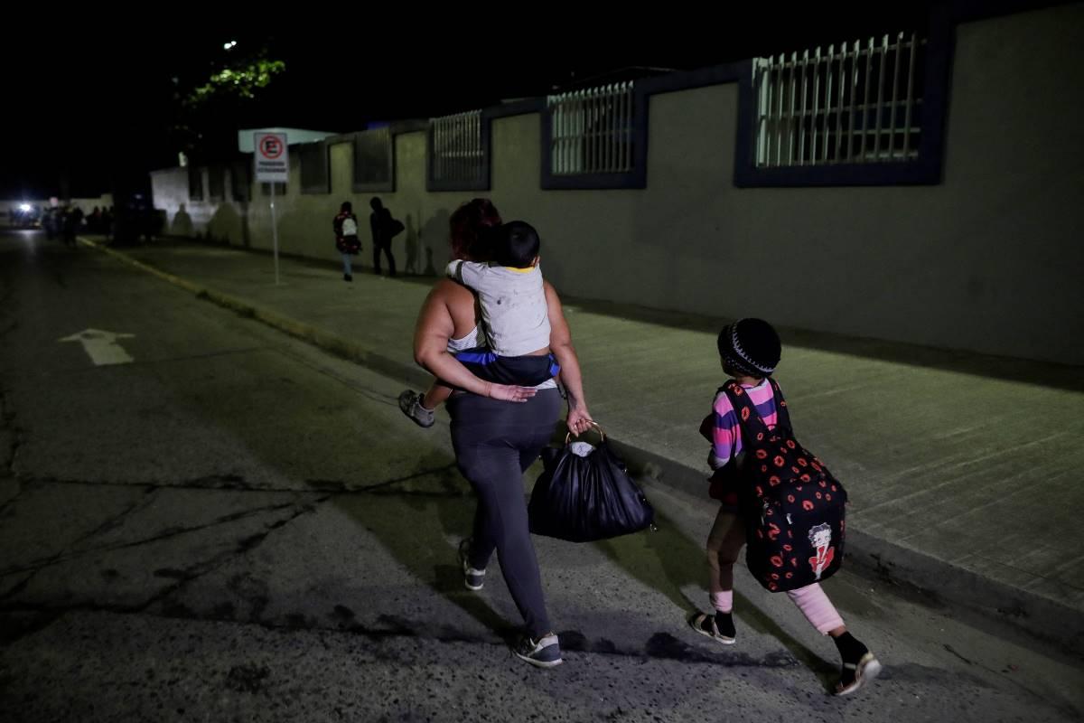 Hundreds of US-bound migrants set off in Honduras in first caravan of 2022