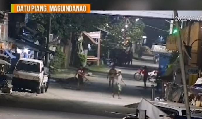 Orang-orang bersenjata bergegas ke kompleks walikota Datu Piang, tertangkap kamera