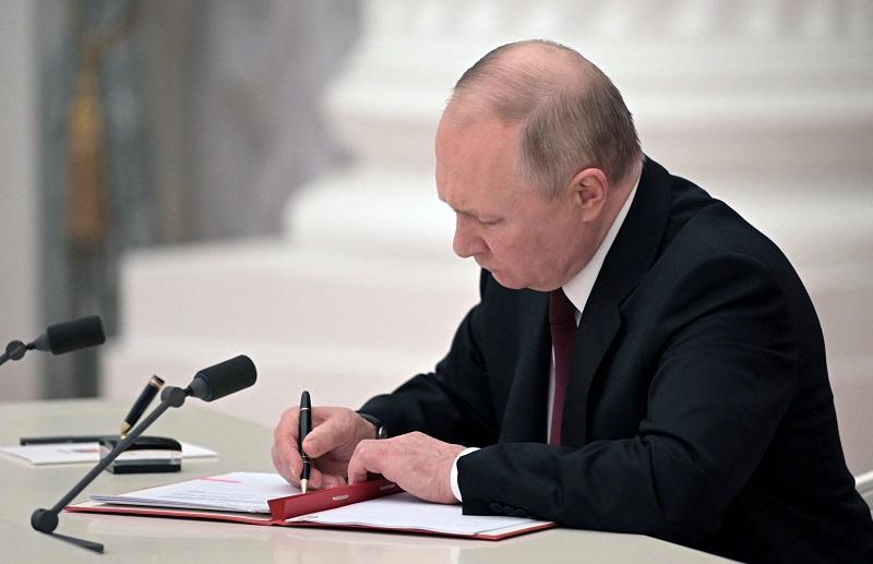 Putin orders Russian troops to Ukraine after recognizing breakaway regions