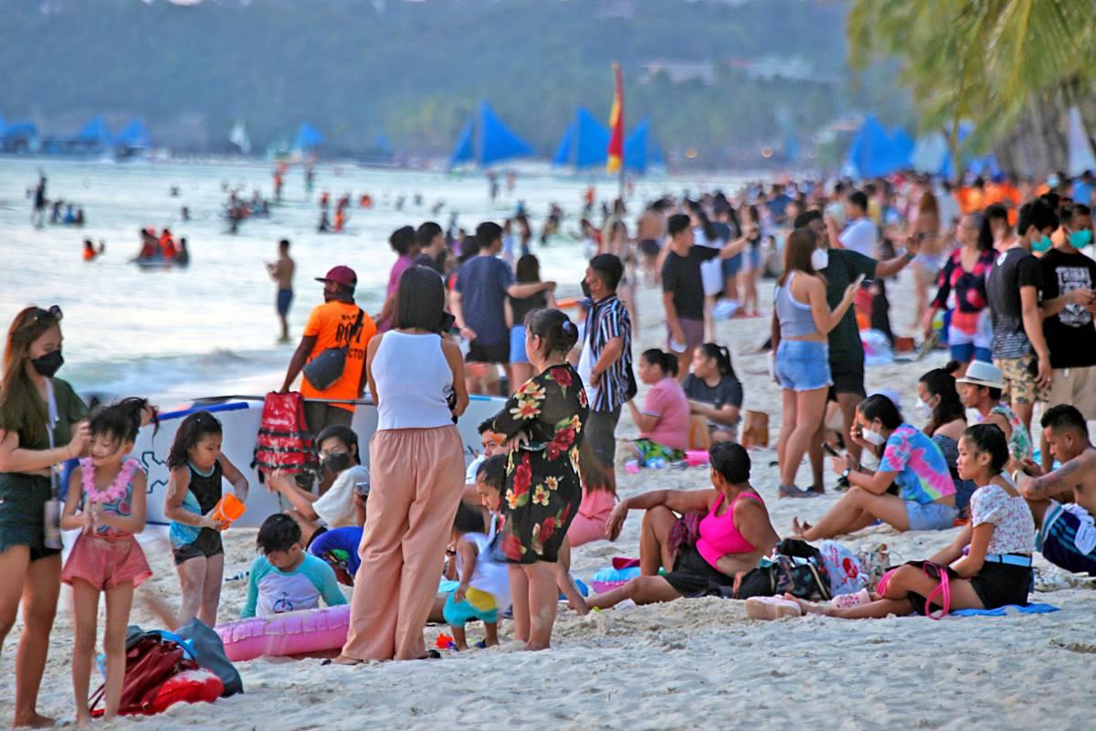 Boracay's daily tourists top 7K as COVID19 curbs ease, PNP says GMA