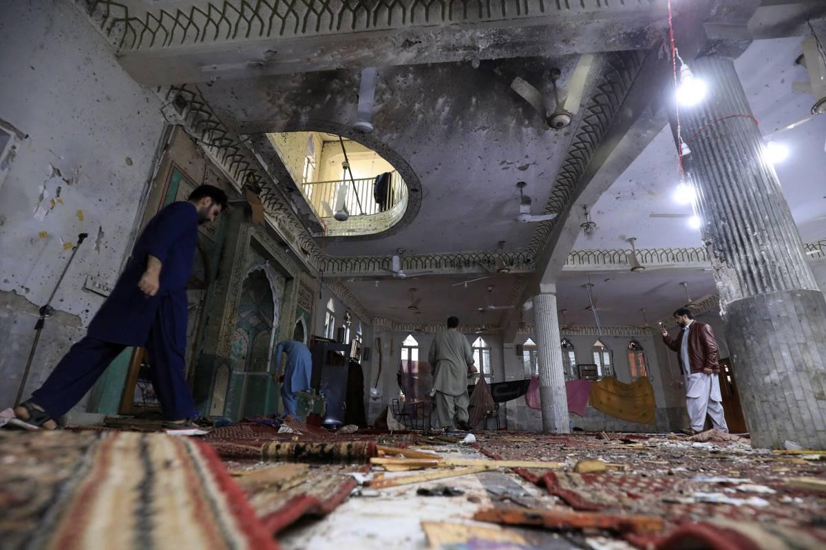 At least 56 killed in suicide bombing at Shi'ite mosque in Pakistan