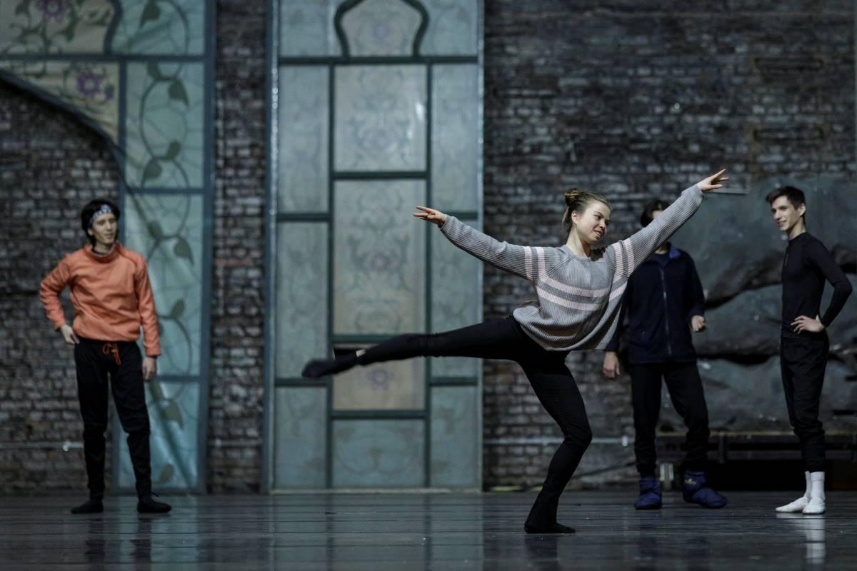 Ballet dancers fleeing Ukraine rubble find Bucharest stage