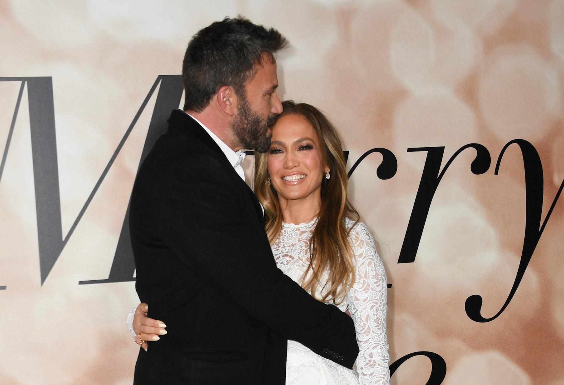 Jennifer Lopez, Ben Affleck get marriage license in Las Vegas —local official