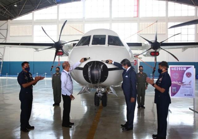 AFP recibe 2 helicópteros de ataque, 1 avión C-295 │ GMA News Online