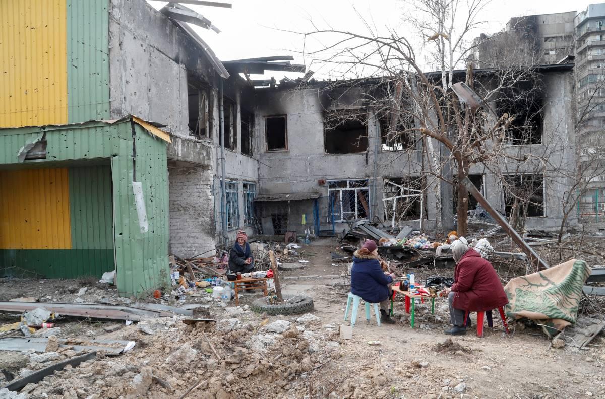 Red Cross heads again for Mariupol as Russia shifts Ukraine focus thumbnail