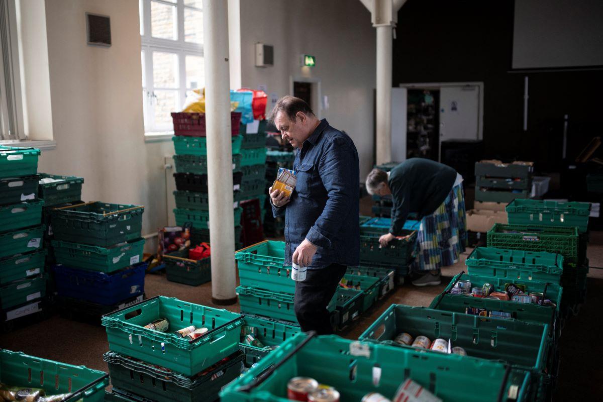 Krisis biaya hidup mendorong lebih banyak orang Inggris ke bank makanan