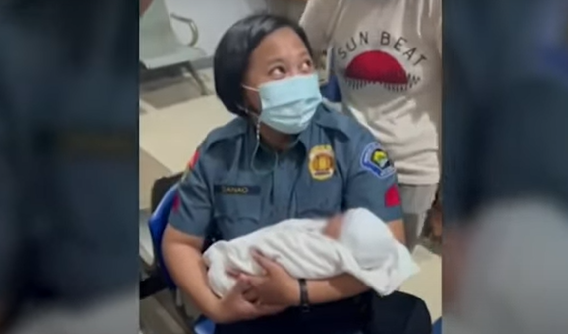 Polisi wanita menangis setelah menyusui bayi yang ditinggalkan, melihat bayi tersenyum GMA News Online