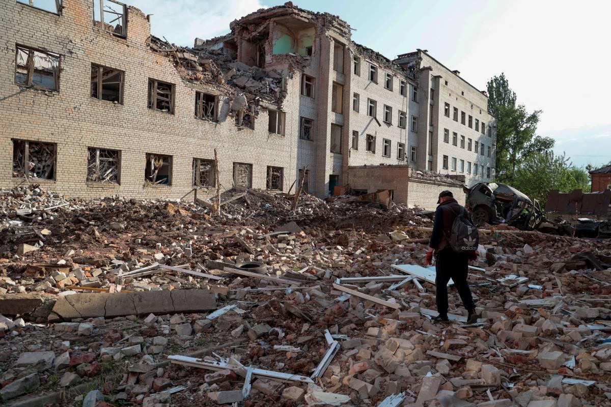 'We're holding on', says deputy mayor of besieged Ukrainian city