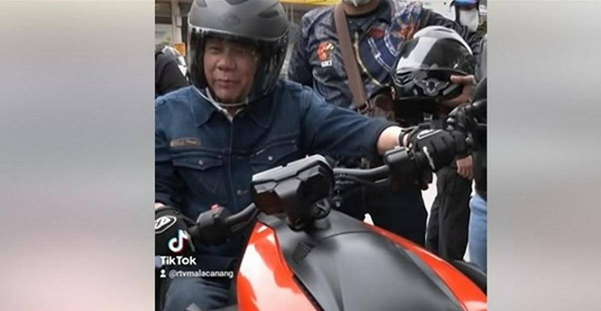Duterte naik sepeda motor di Digos City, Davao del Sur │ GMA News Online