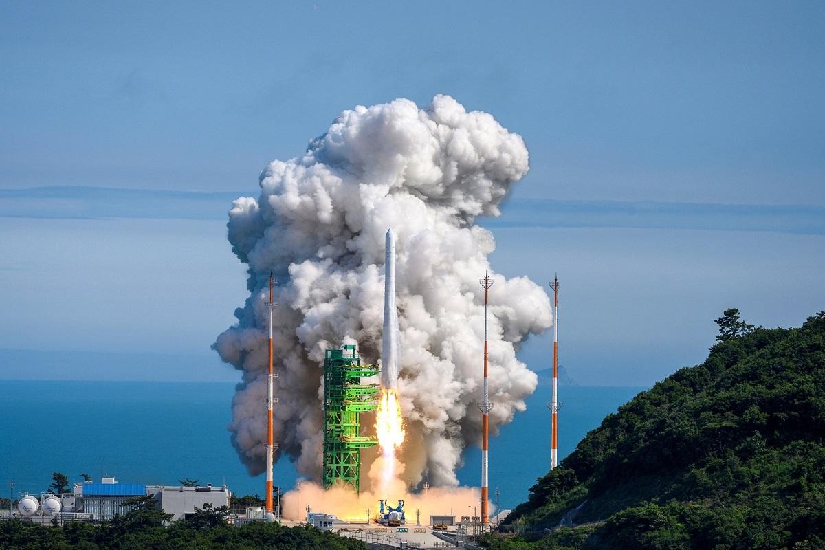 South Korea Launches Domestically Developed Space Rocket | Photos | GMA ...