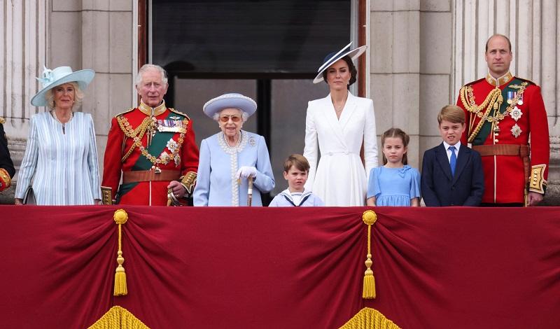 Queen knew Murdoch’s UK group spied on her family, says Buckingham Palace email