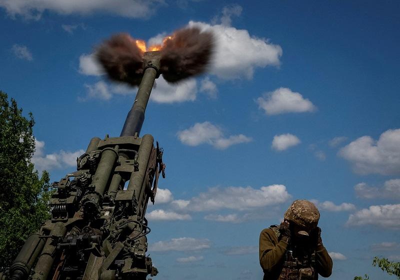 'Fiercest' battles being waged near Bakhmut in eastern Ukraine, says Zelensky thumbnail