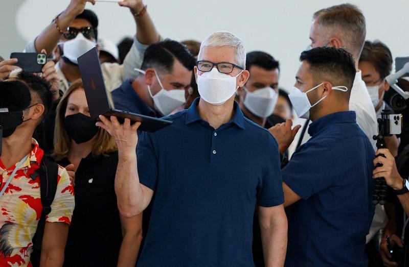 Apple dives deeper into autos with software for car dashboard