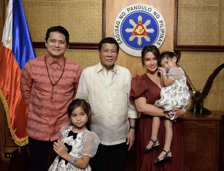 Senator-elect Robin Padilla takes oath before President Duterte | GMA News  Online