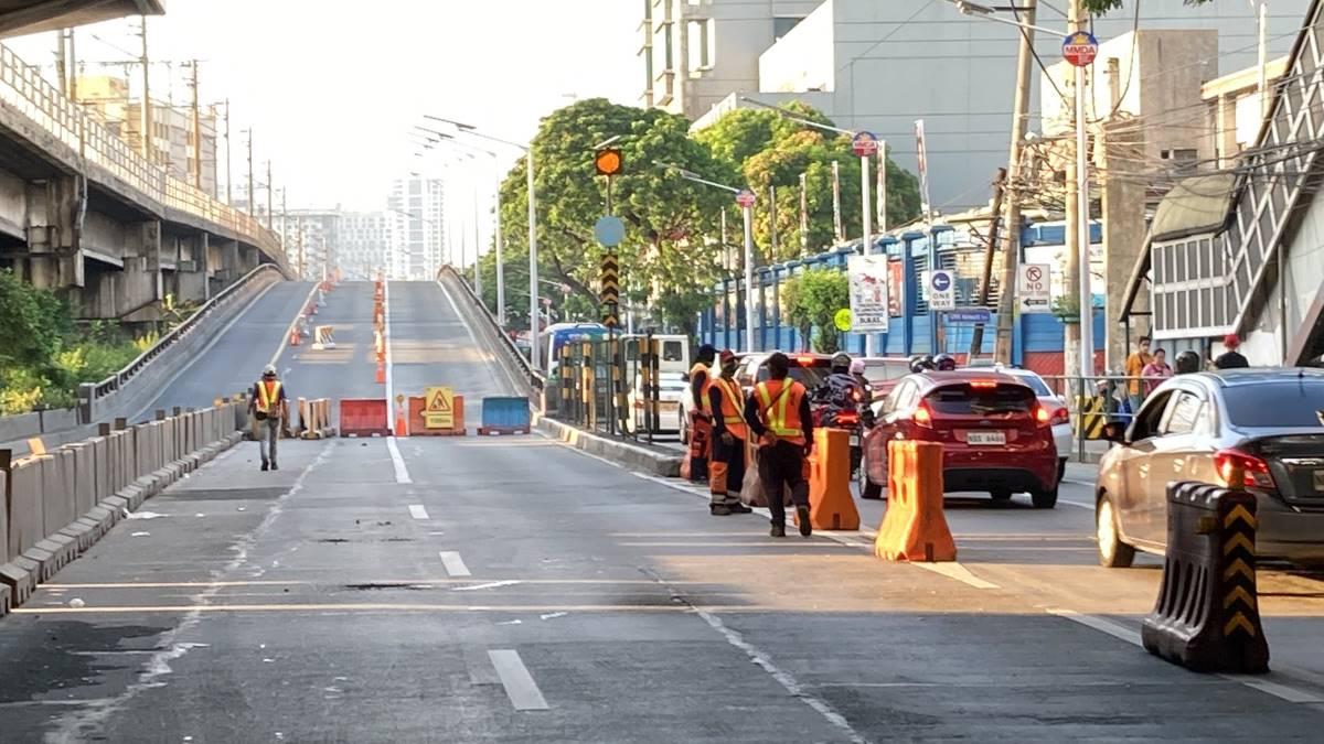 The upper portion of the southbound lanes of Kamuning Flyover is expected to reopen for motorists in August