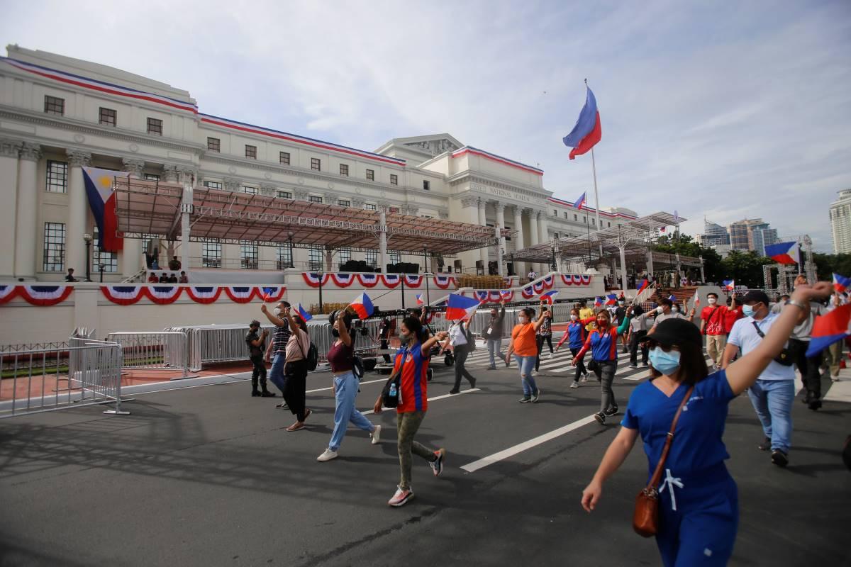 Final technical and dress rehearsal for parade for Marcos inauguration