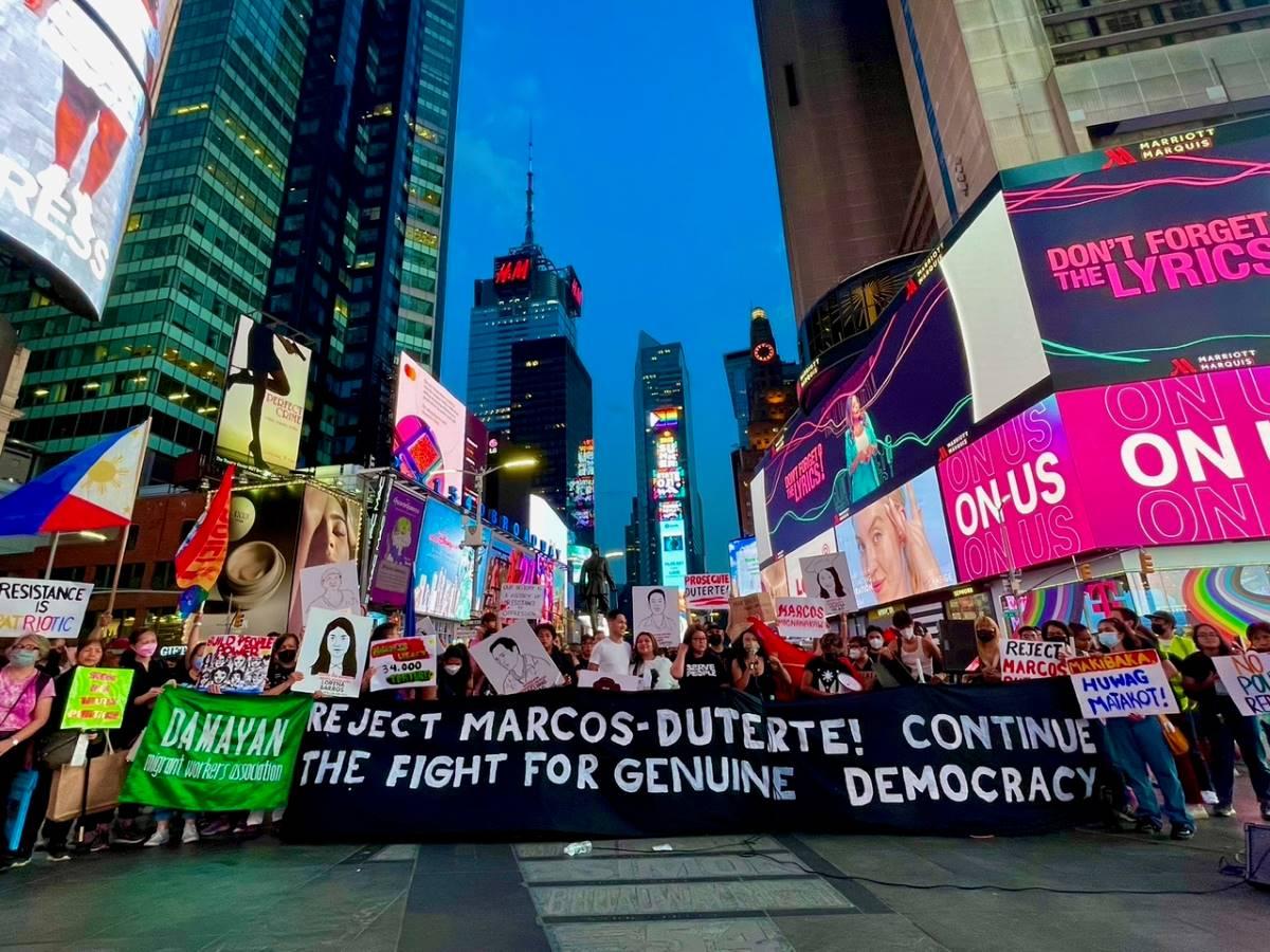 Komunitas Filipina yang tidak menyukai admin Marcos, berunjuk rasa di Times Square