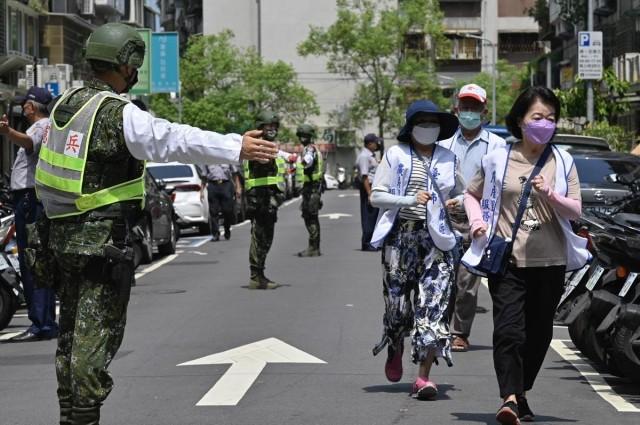 Military personnel guide local residents to take shelter during the Wanan Air Raid Drill, as part of the annual Han Kuang drill, in Taipei on July 25, 2022. Sam Yeh/ AFP