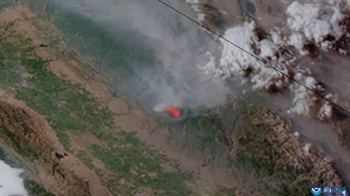 Firefighters start to contain raging California wildfire near Yosemite