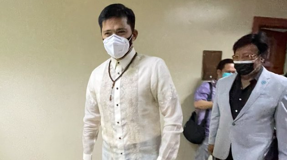 Sen Robin Padilla Wears A Mall Bought Barong For Sona 2022 Gma News Online 