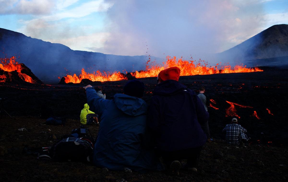 Penonton berduyun-duyun ke gunung berapi Islandia yang meletus GMA News Online