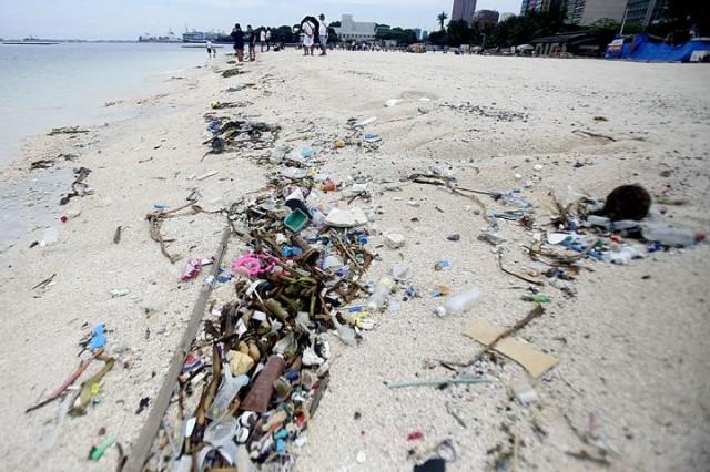 Trash litters the shoreline of Manila Bay's dolomite beach on Sunday, August 14, 2022. The Philippines is one of the top producers of plastic waste in the oceans. DANNY PATA