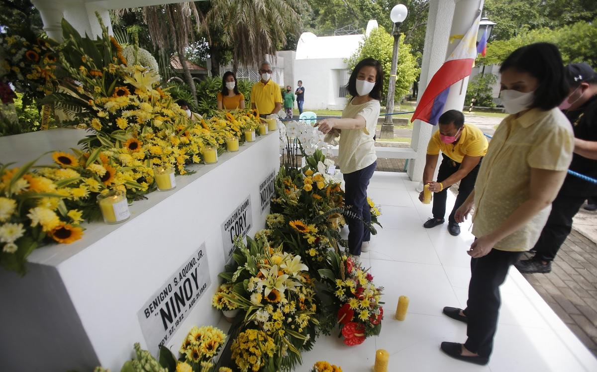Aquino sisters Ballsy and Viel offer prayers, flowers at Aquinos' tomb