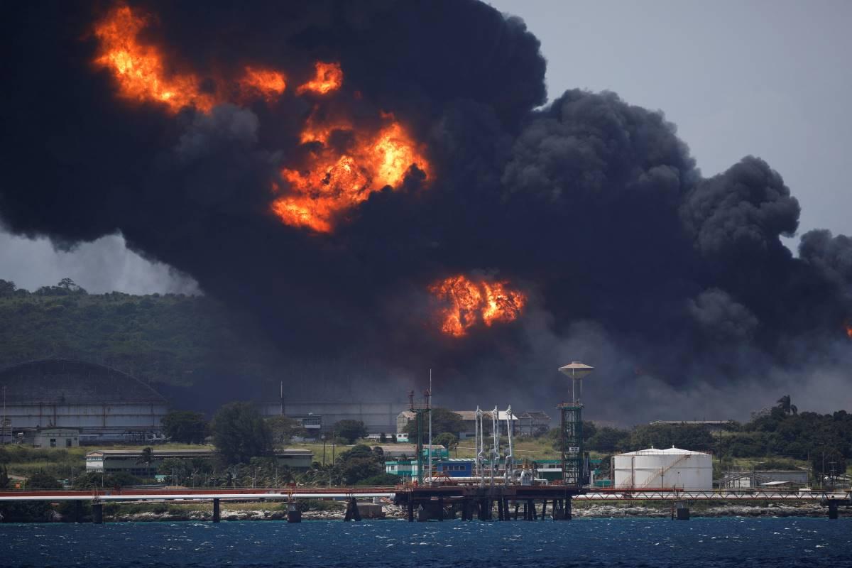 Cuba fire rages at fuel storage port; Mexico, Venezuela sending help