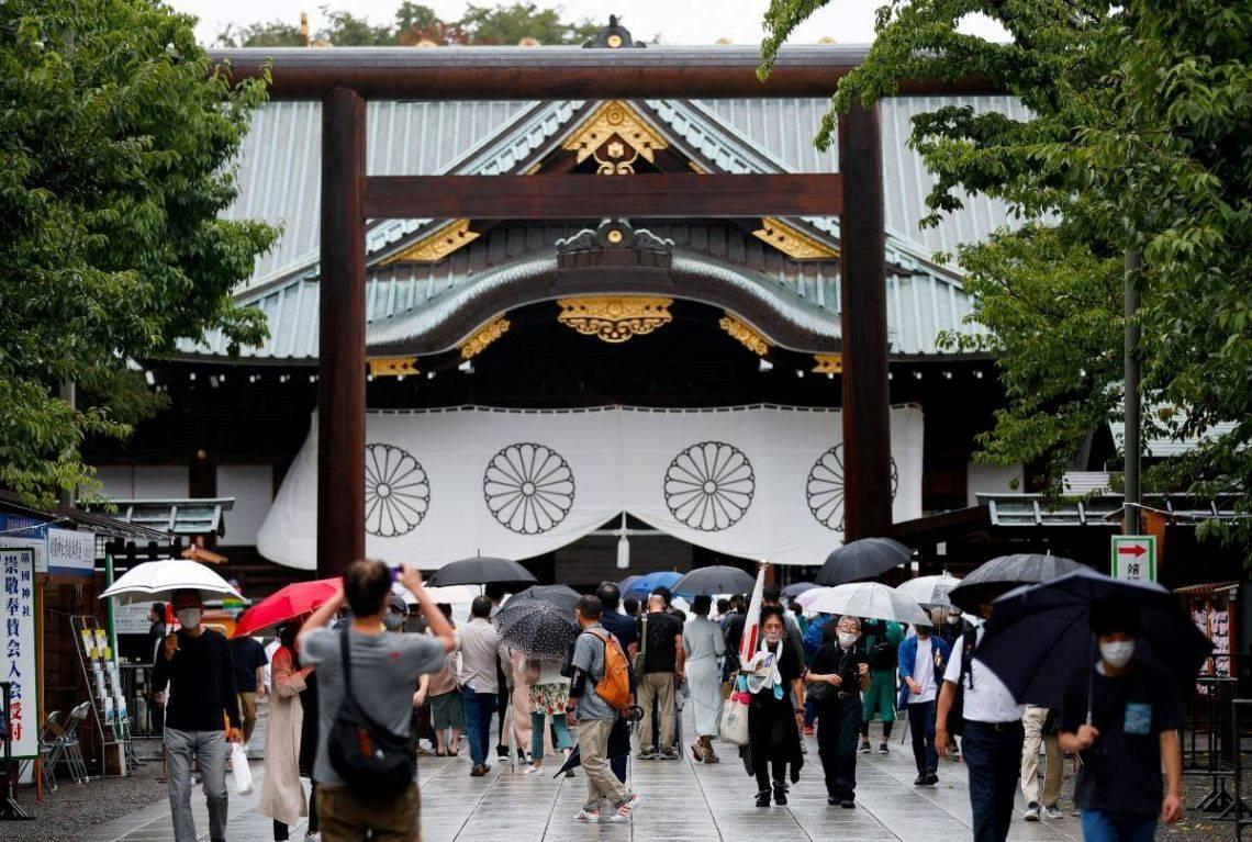 Japan PM makes donation to Yasukuni war dead shrine, cabinet members visit