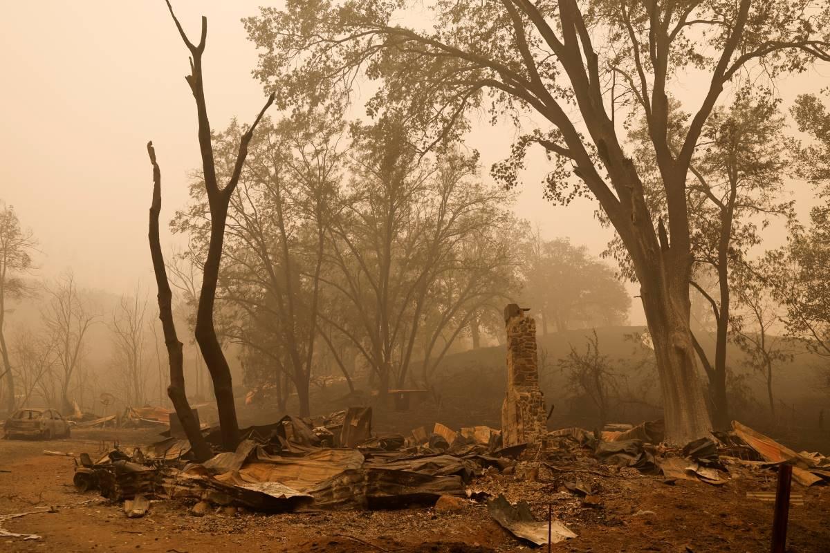 California forest fire kills 2, rainfall helps fight flames
